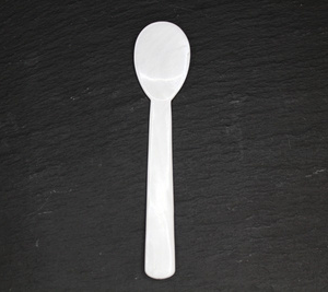 Cuillère en nacre blanche 11 cm
