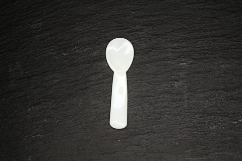 Cuillère en nacre blanche 5,5 cm