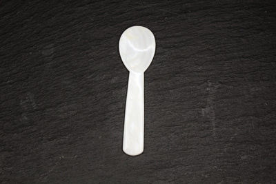 Cuillère en nacre blanche 7 cm