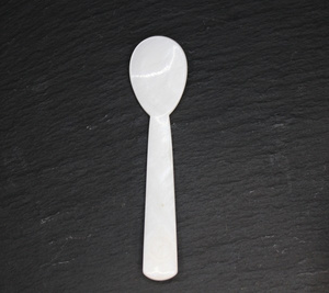 Cuillère en nacre blanche 9 cm