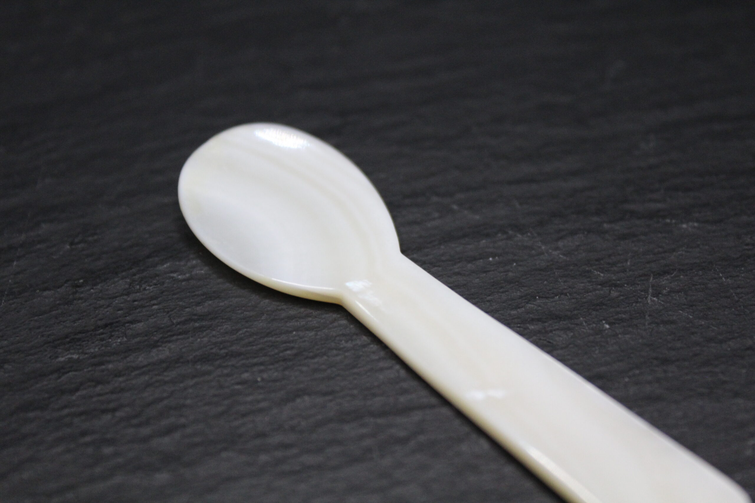 Cuillère en nacre blanche 7 cm – Image 2