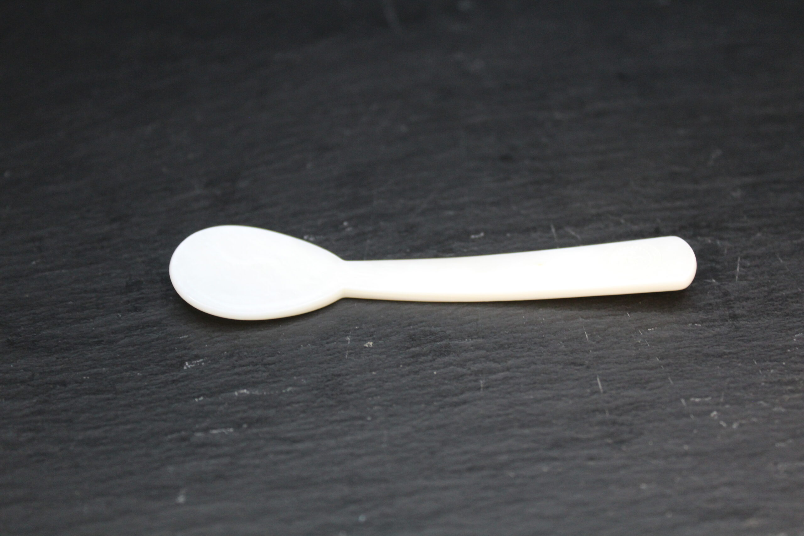 White mother-of-pearl spoon 9 cm - Image 2
